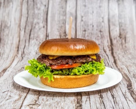 Saftiger Halal Cheeseburger bei Palmen Grill